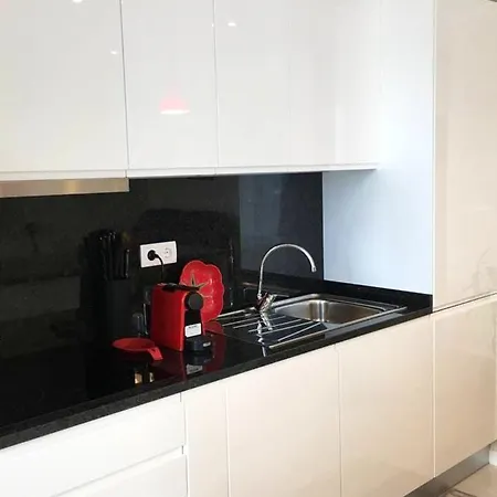 Modern In Funchal, Near Centre, 80m² Appartement